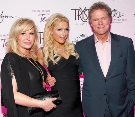 名媛卡戴珊,卡戴珊给希尔顿拎包照片