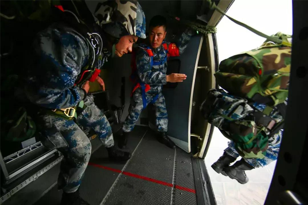 中国空降兵雷神出击,雷神特种兵出击