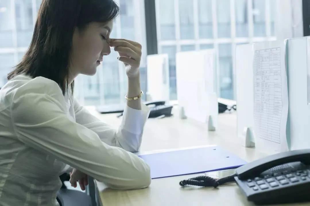 戴隐形眼镜后不清醒,戴隐形眼镜后疼痛眼睛出现重影