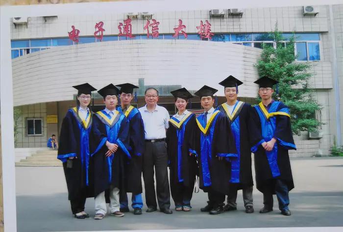 小孩儿在篮球场上踢足球,孩子体育场踢足球