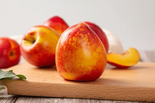 又脆又甜的油桃真好吃,油桃脆甜多汁爽口