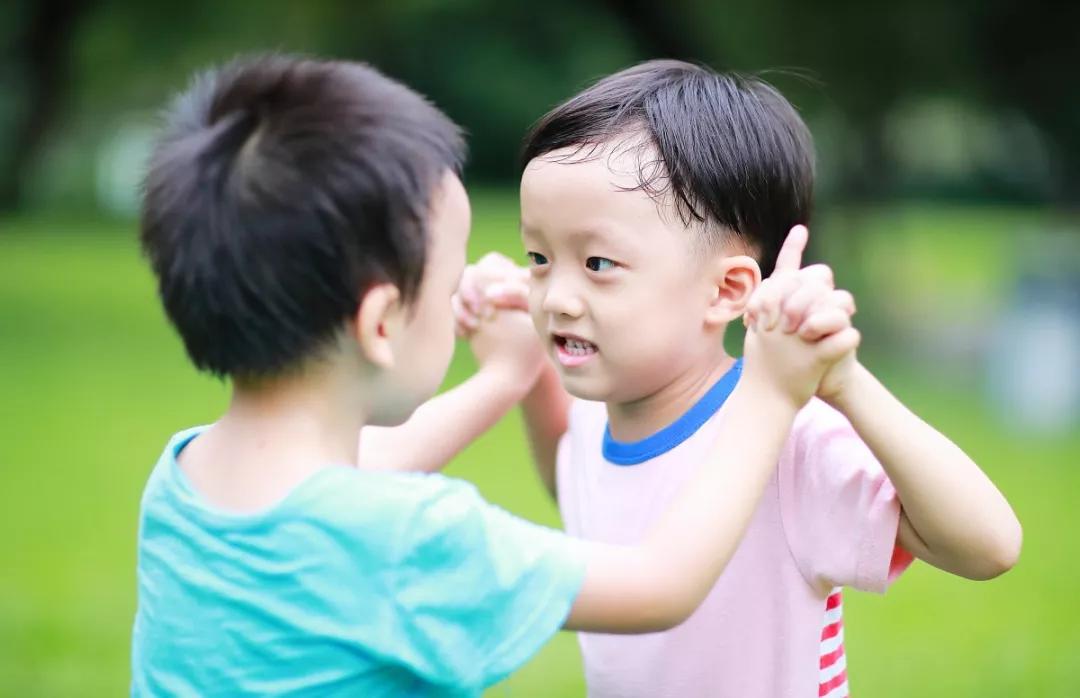 对于孩子爱咬人家长应该怎么处理,孩子爱咬人父母怎么做