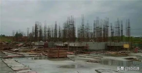 混凝土路面下雨了怎么补救,打完混凝土隔天下雨了怎么办