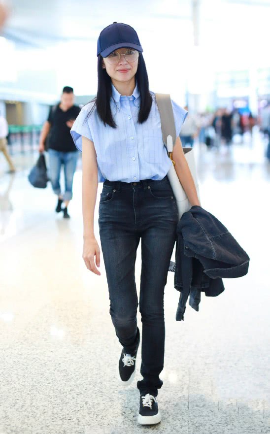 董洁简直了，衬衫非要加两个“灯罩”，竟将手臂衬得跟牙签一样细