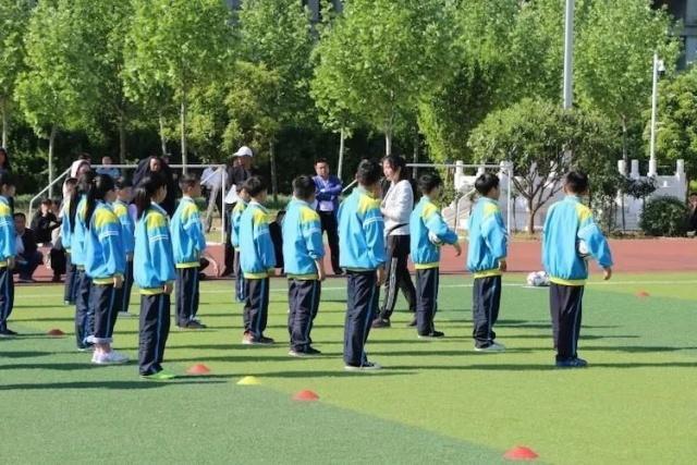 临颍小学足球比赛,临颍县颍川学校足球操