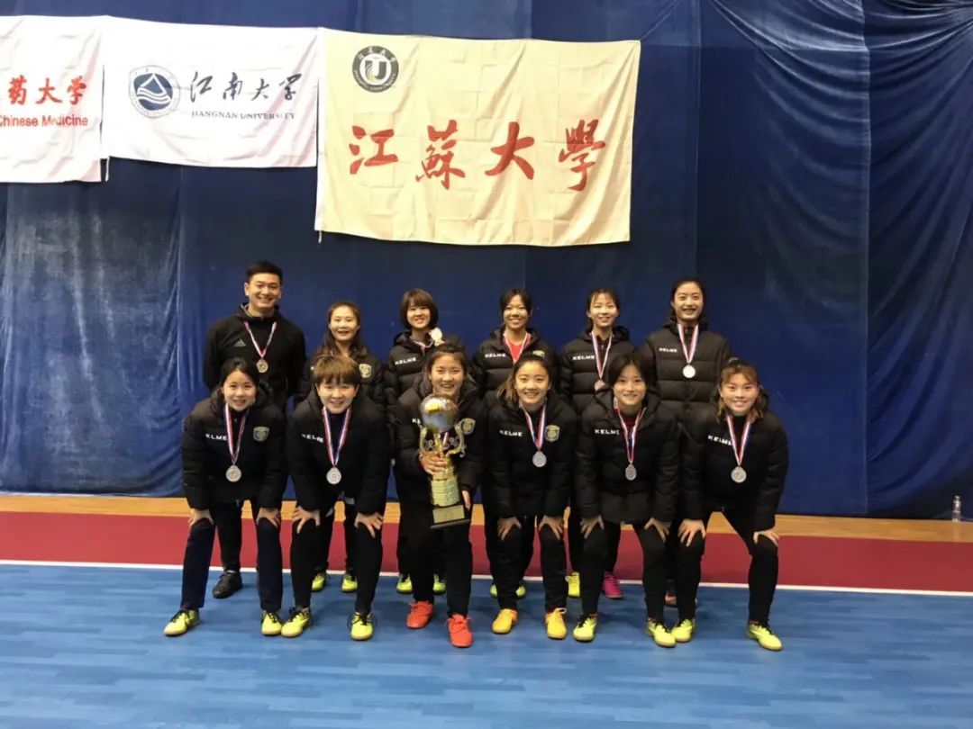 铿锵玫瑰绽放中国红,铿锵玫瑰两个人