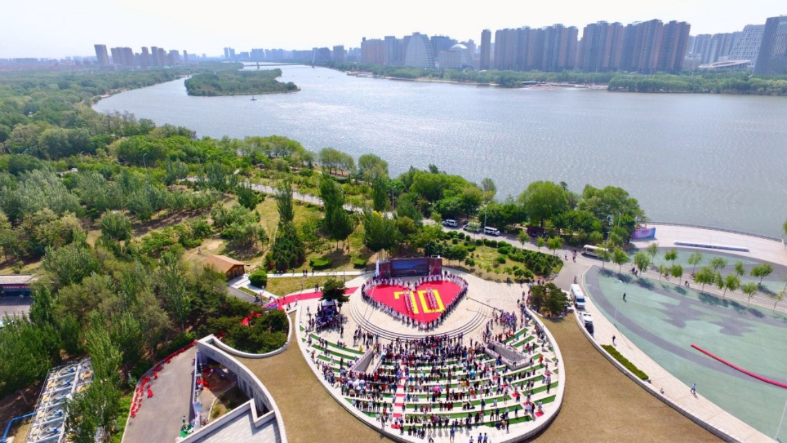 赏过秀美浑河美景，再逛热闹婚博，集体婚礼后，新人们再享福利