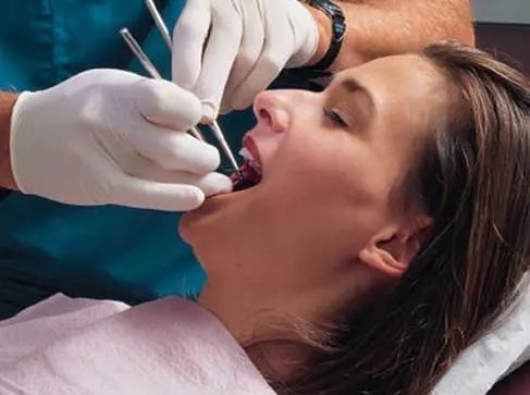 拔牙会引起肺部感染症状,女生拔牙感染