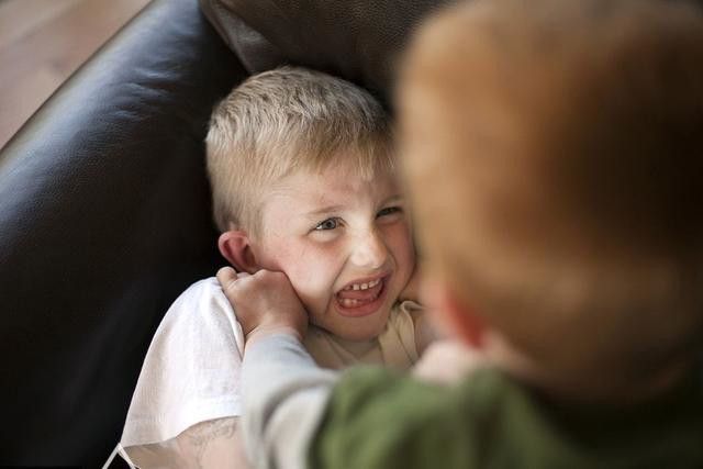 孩子窝里横在外怂什么原因,孩子窝里横性格