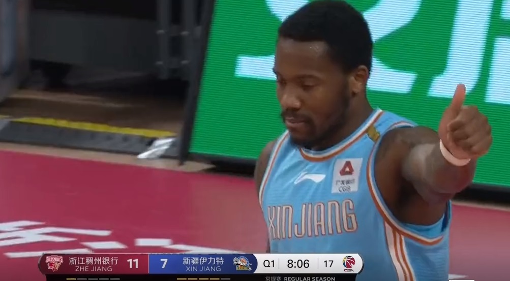 这球咋打？62声哨吹懵球员，阿的江：咋吹的？费尔德：教练忍住