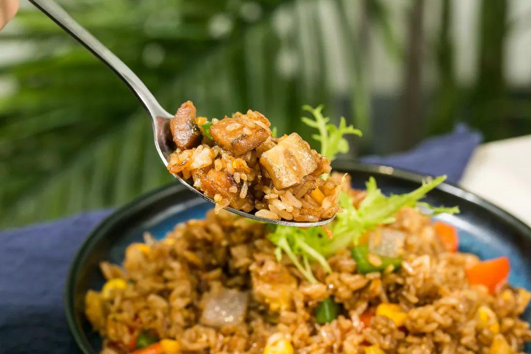 双色的双层小店，晚上有满天星星，呆足一天也不够