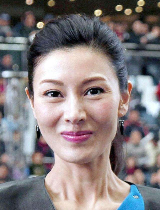 吴佩慈生四胎后皮肤松弛,颜值崩塌,她不生也会老的