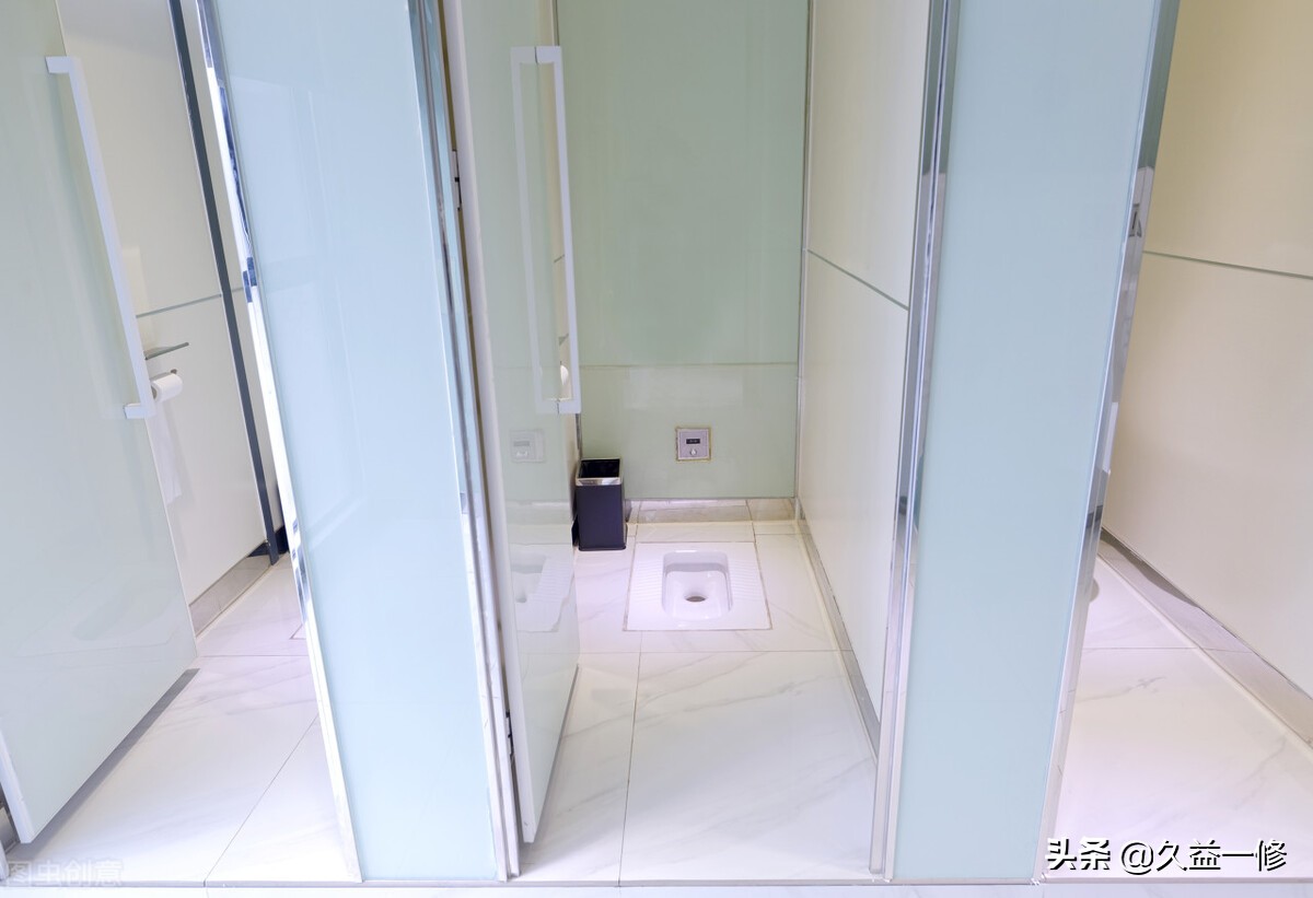 蹲便马桶漏水维修视频,蹲厕旁边漏水快速修复