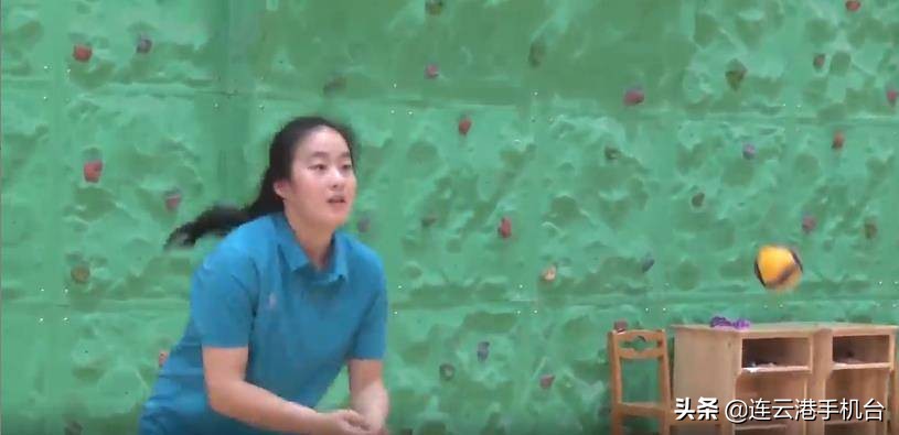 港城女排四连冠,排球女将夺冠