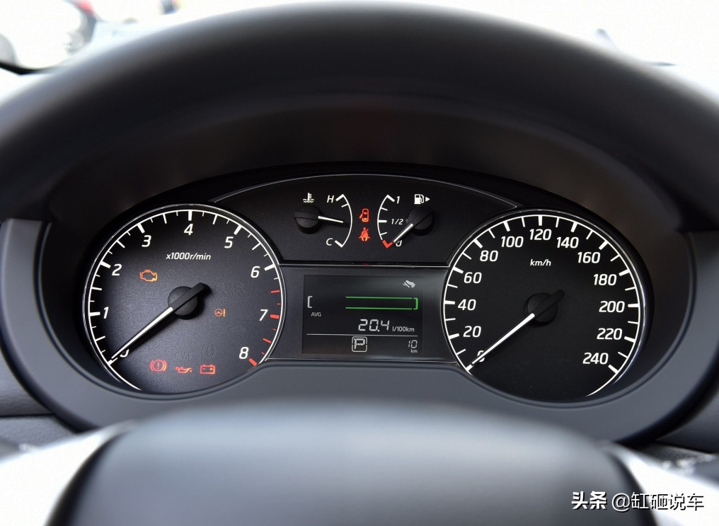 代步小车两厢骐达，空间不小还省油，皮实耐造，自动挡才9万