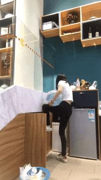 搞笑gif狗子我为这个家操碎了心,搞笑gif图片狗子都开始学坏了