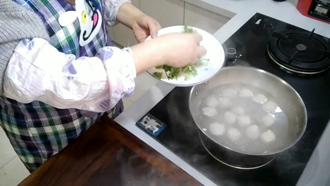 冷冻鱼皮做鱼肉丸子,正宗湖北鱼汆丸子做法