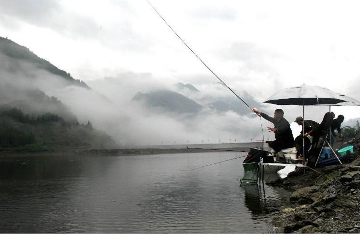 走水小河钓鱼技巧,严重走水的河流钓鱼技巧