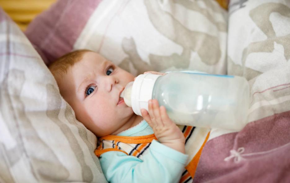 新生儿一天奶量多少合适,新生儿一天奶量标准表