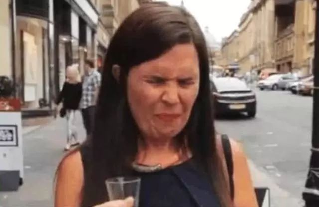 老外不相信茅台的威力,老外喝中国白酒烧刀子