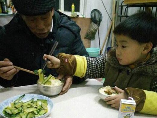 参加婚礼宴席，心急妈妈帮孩子抢肉，同桌宾客：养废孩子很简单