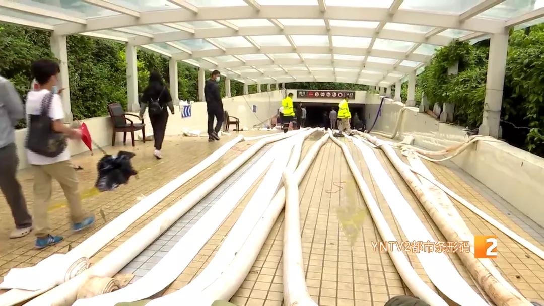 约200辆车泡了一整天,路上淤泥堆积难以通行,西市区为何淹积水那么严重?