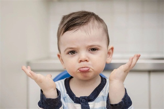 孩子摸*处私**、夹腿、蹭被子，这几个小细节千万别忽视