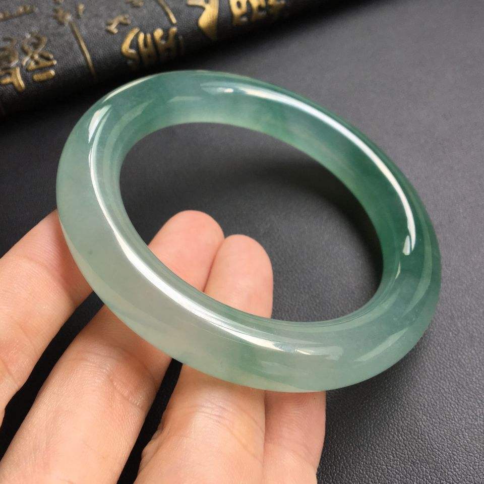 手腕大的女孩怎么选黄金手镯,女性如何选择自己的翡翠手镯