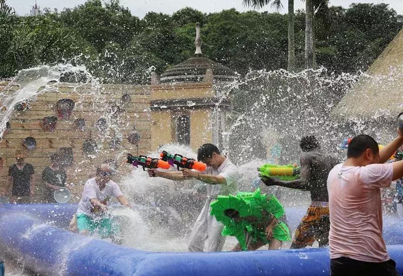 如果有人用水枪来泼我们怎么办呢,如果有人故意用水泼你你该怎么办