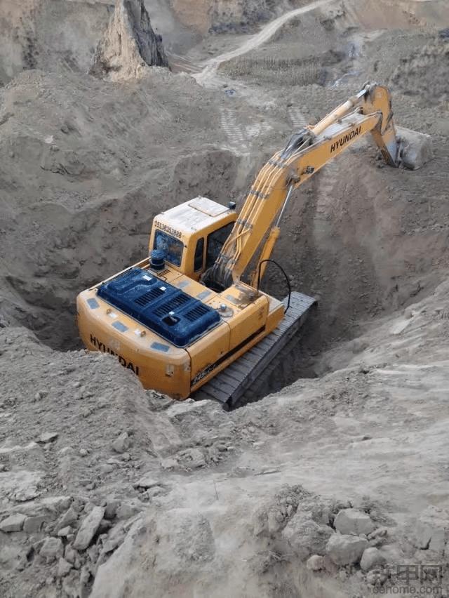 一台挖掘机,70年代的老挖掘机