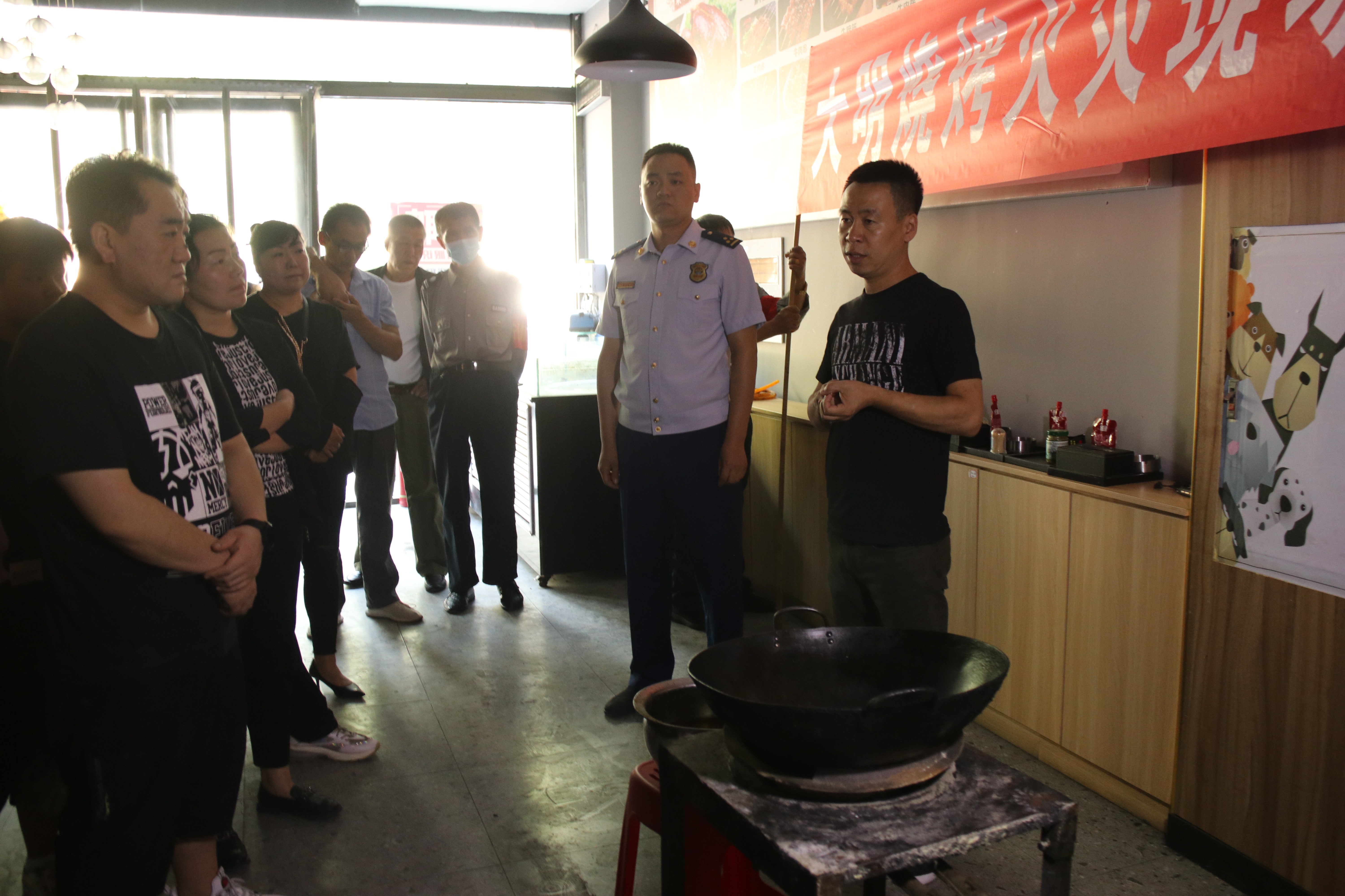 火上浇油真的可以浇灭火吗,火上浇油能扑灭吗