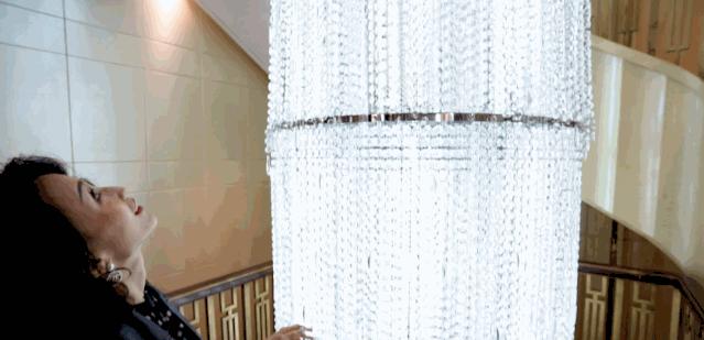 首都土豪家里的酒窖可以存2000瓶红酒，17米吊灯洗一次要花100000