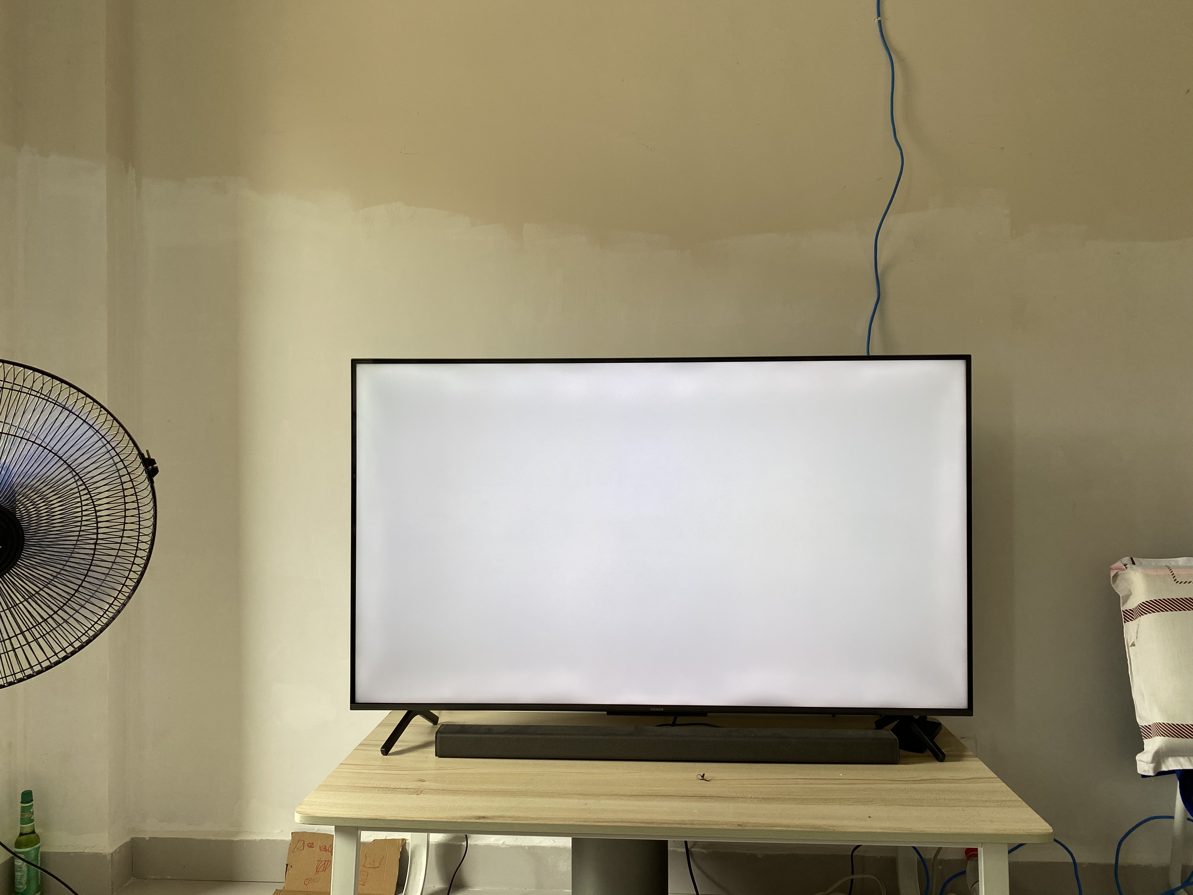 荣耀智慧屏x165寸2022款怎么样,荣耀智慧屏x1屏幕上半部分暗