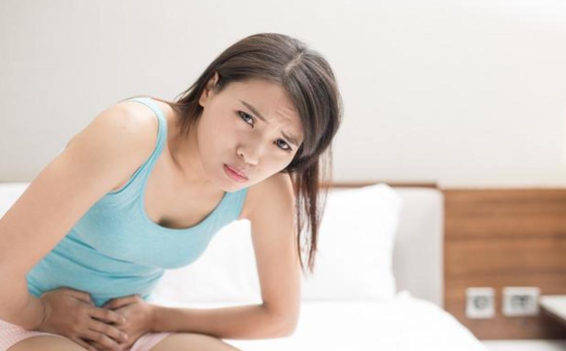 来月经喉咙就痛怎么回事,18岁女孩扁桃体发炎切除