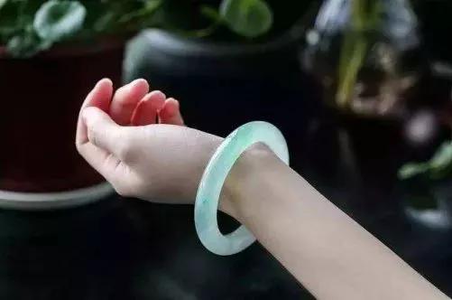 怎么买玉镯才能不会被坑,你的翡翠手镯买亏了吗