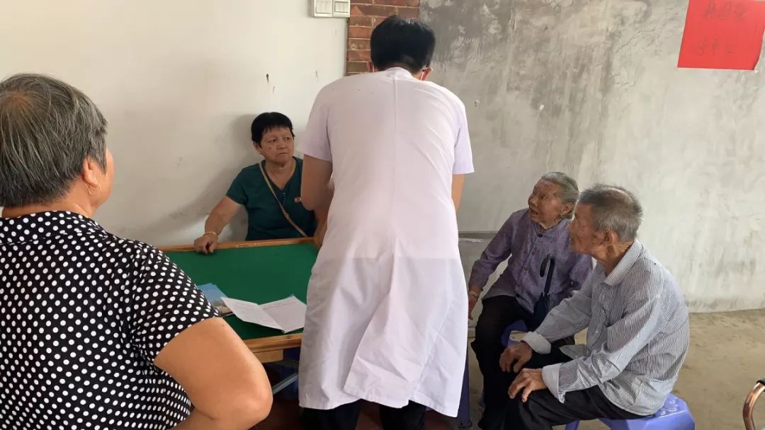 义诊下乡扶贫暖人心,义诊暖人心健康在身边