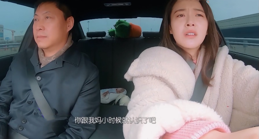 王鸥和她都是单亲，1个仅自己出镜，1个却带着“温太医”和准继父