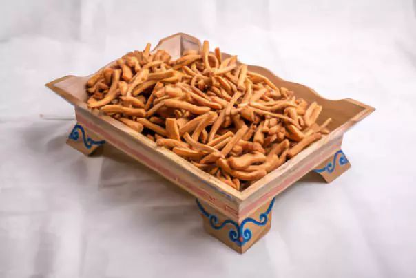 草原上的城市乌兰浩特,草原上升起不落的太阳夕阳正红