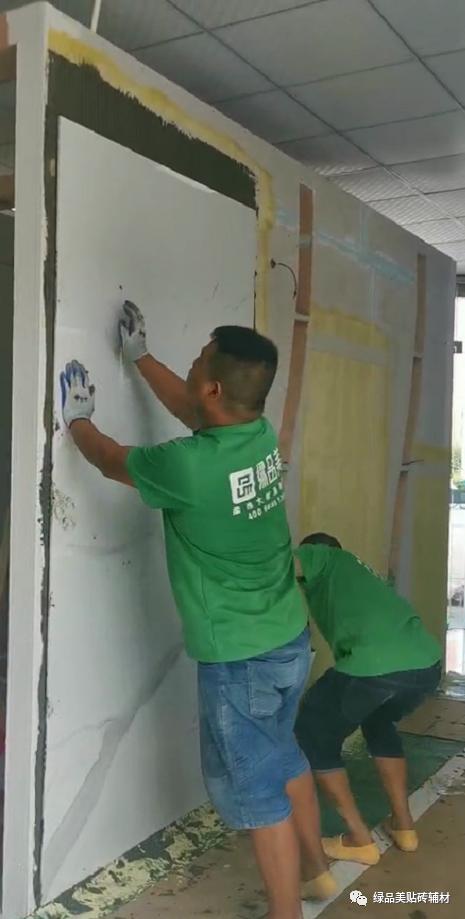 客厅地面铺大板瓷砖要不要刷背胶,瓷砖胶与大板瓷砖胶的区别