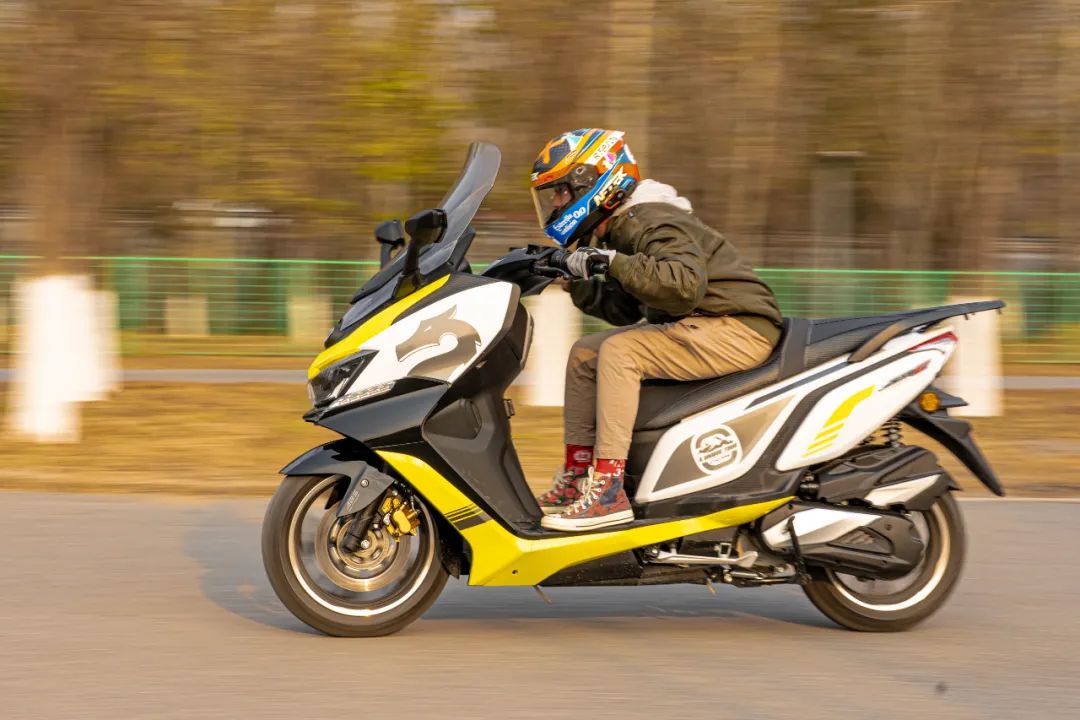 赛科龙rt3s大踏板摩托2024款,国产大踏板赛科龙rt3s推荐