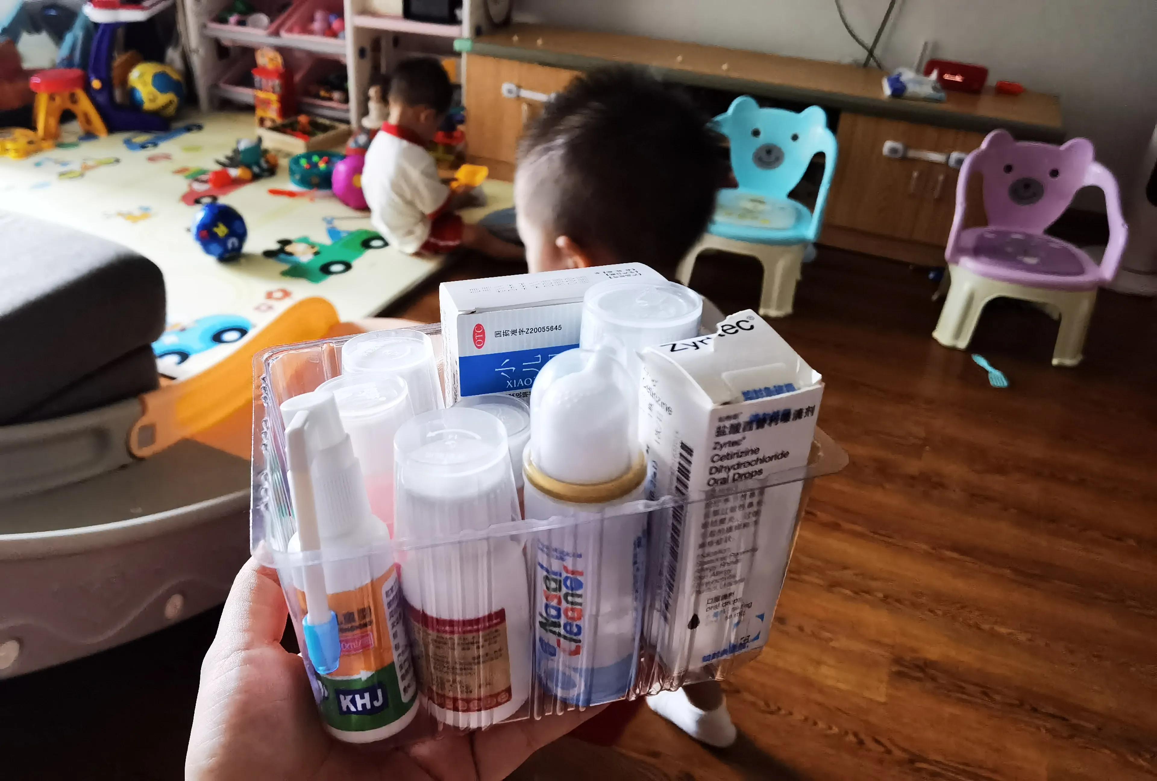 双胞胎婴儿一起发烧,1岁宝宝手足口病持续高烧怎么办