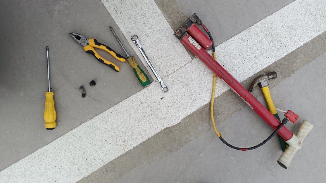 电动车气嘴根漏气小妙招,电动车气嘴旁边漏气的补救方法