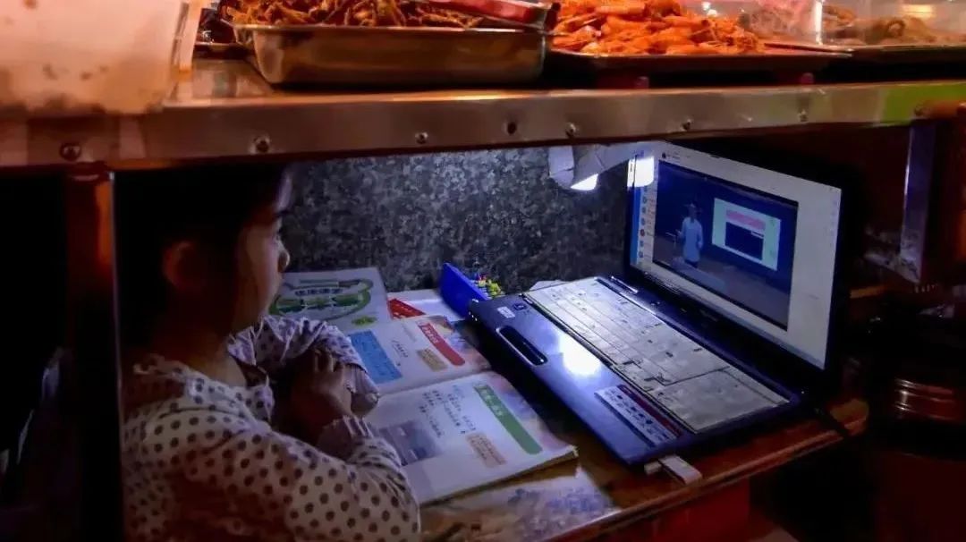 7岁女童案板下学习一个月走红,湖北7岁女孩躲菜市场案板下上课