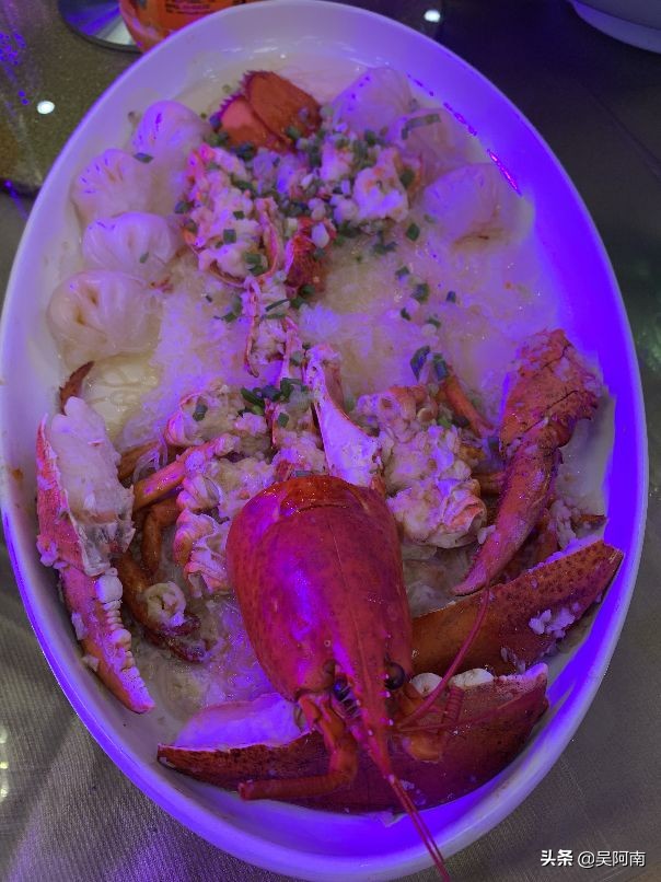 土豪请客吃饭300元,土豪一桌宴席500万