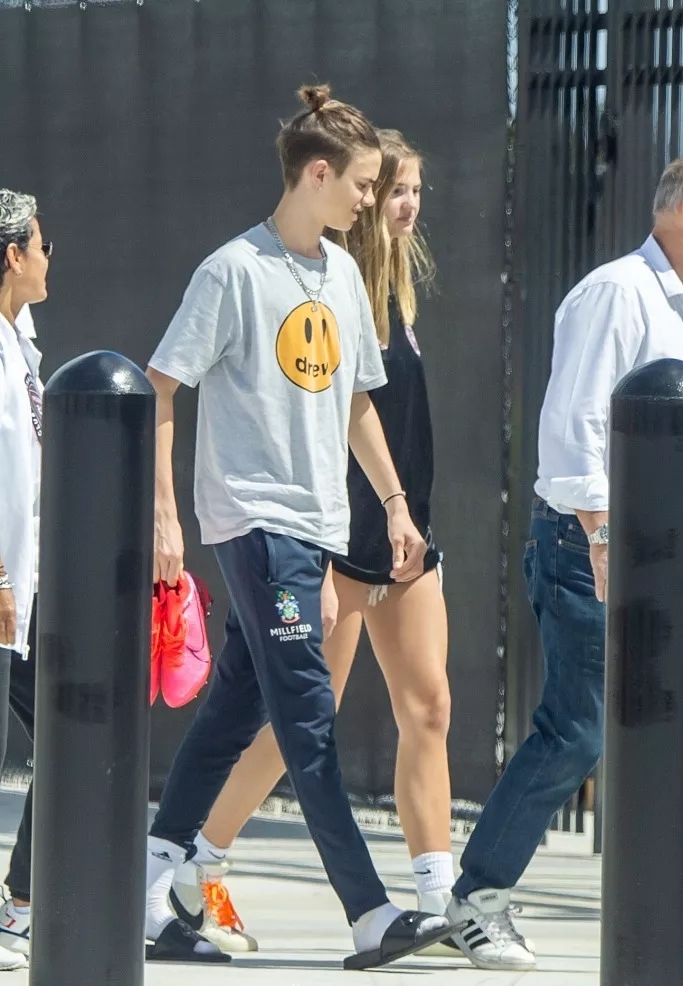 小贝夫妇太腻歪，老夫妻球场热吻比长子还甜，次子却只敢牵手女友