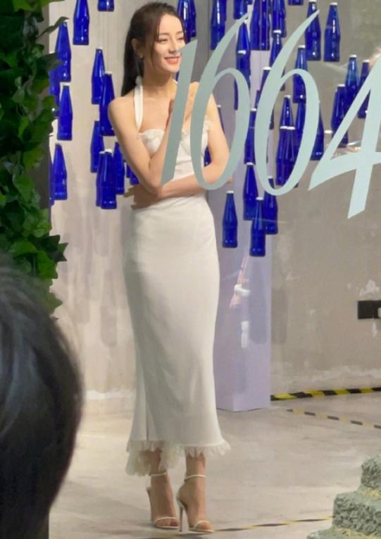 迪丽热巴穿礼服出席活动,迪丽热巴穿礼服散气场