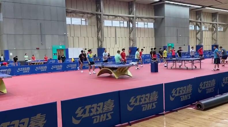 乒乓球拍柄侧面颠球技巧,乒乓球拍柄颠球教学