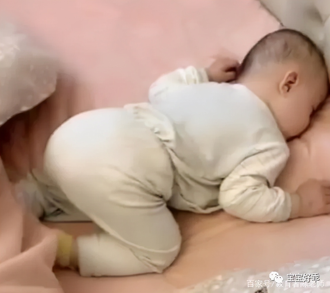 8个月宝宝睡觉趴睡要不要翻过来,宝宝趴睡怎么翻过来