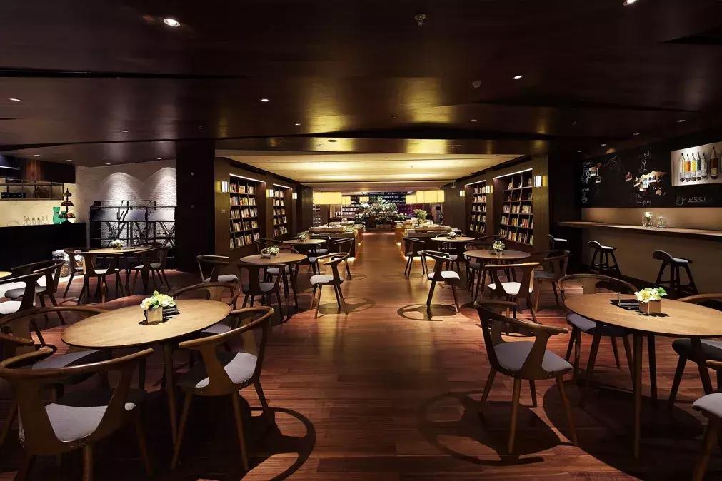 北有阿那亚社群，南有册之丘社群，后者60%研究生以上学历