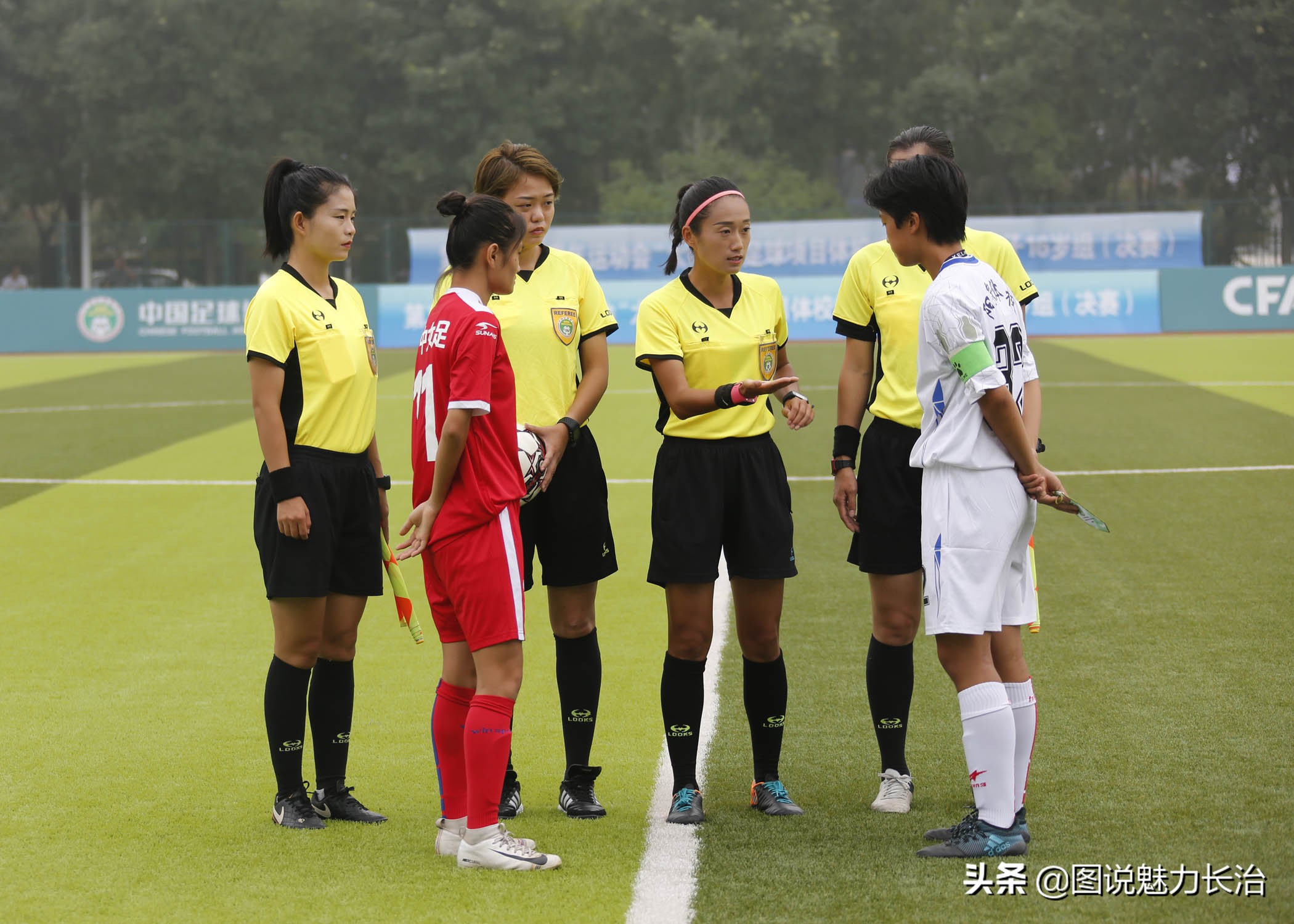 足球球员受伤瞬间,盘点足球比赛上的精彩瞬间